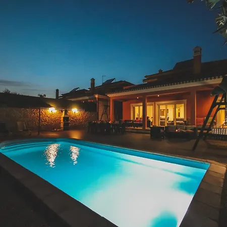 Superb Heatable Pool Villa *
